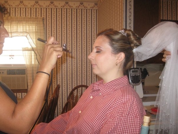 Airbrush foundation applied with misting action: will stay ...