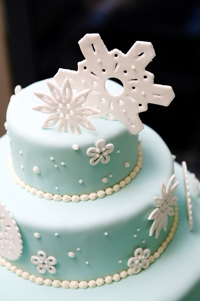 winter-wedding-cake-light-icy-blue-fonda