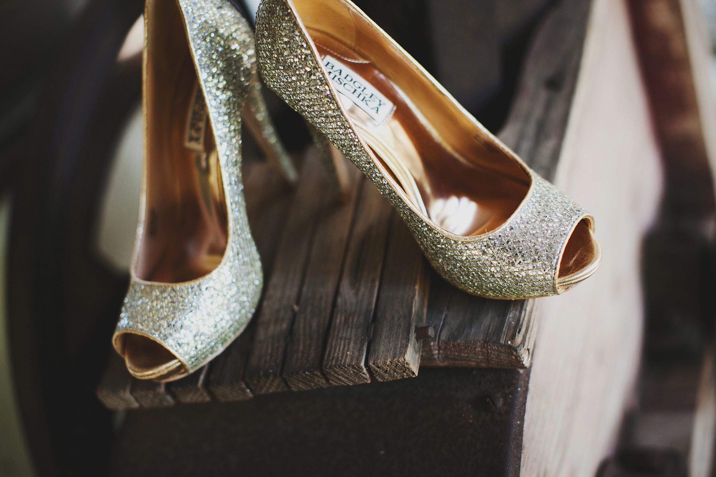 elegant malibu wedding with bold wedding flowers gold