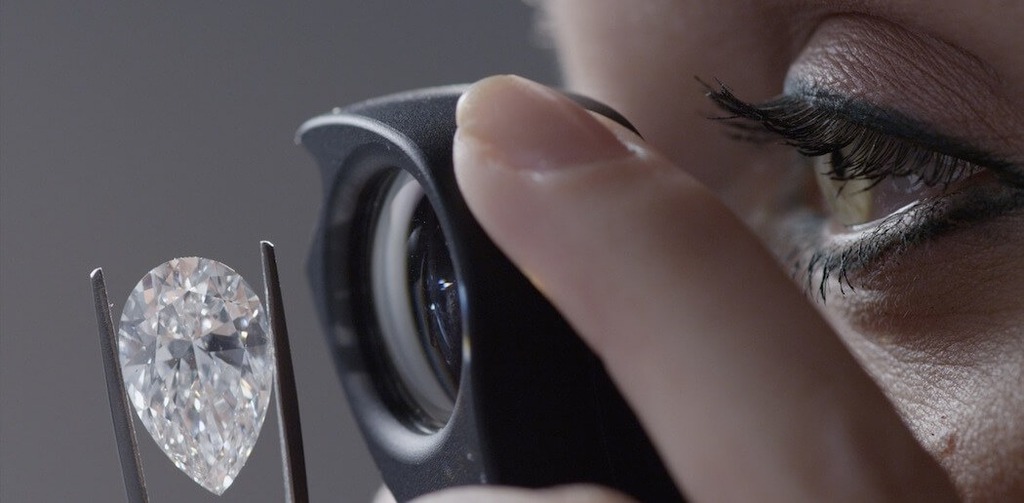 diamondgraderlookingatadiamond