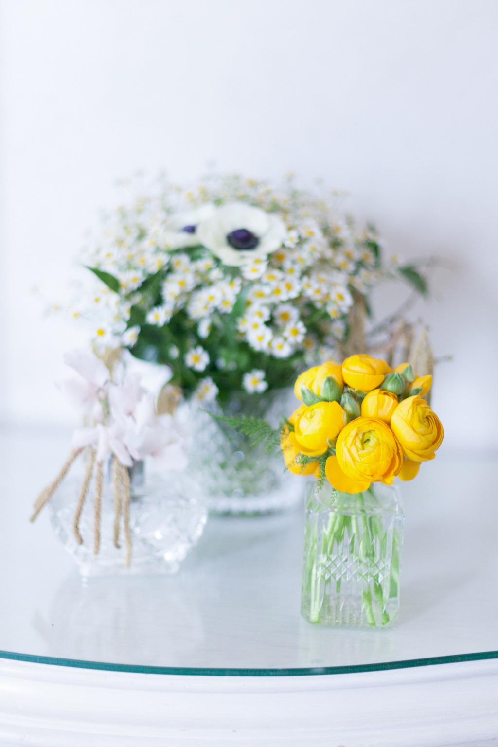 Cocktail table collection in crystal vases