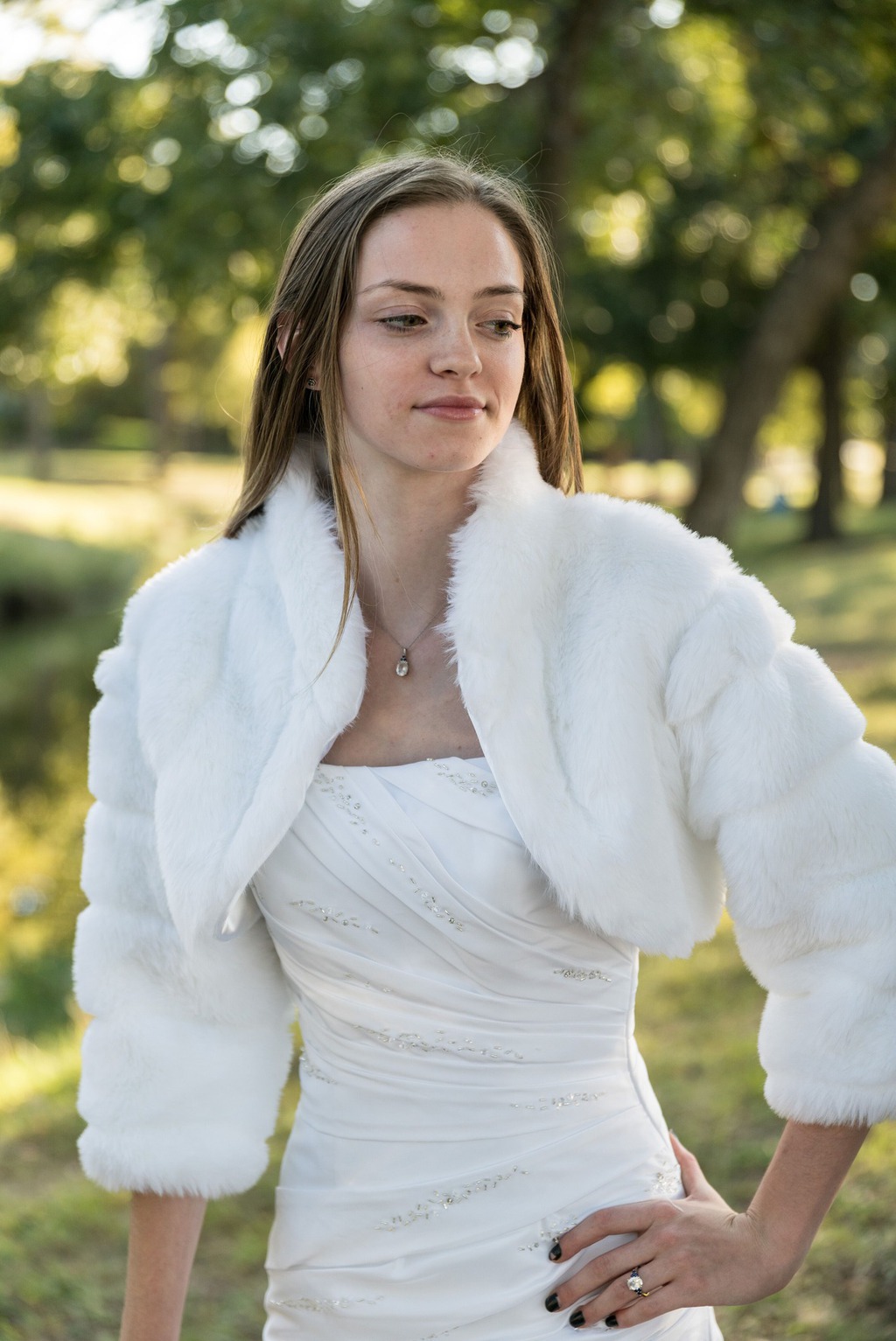 Bridal jacket with collar in white mink faux fur