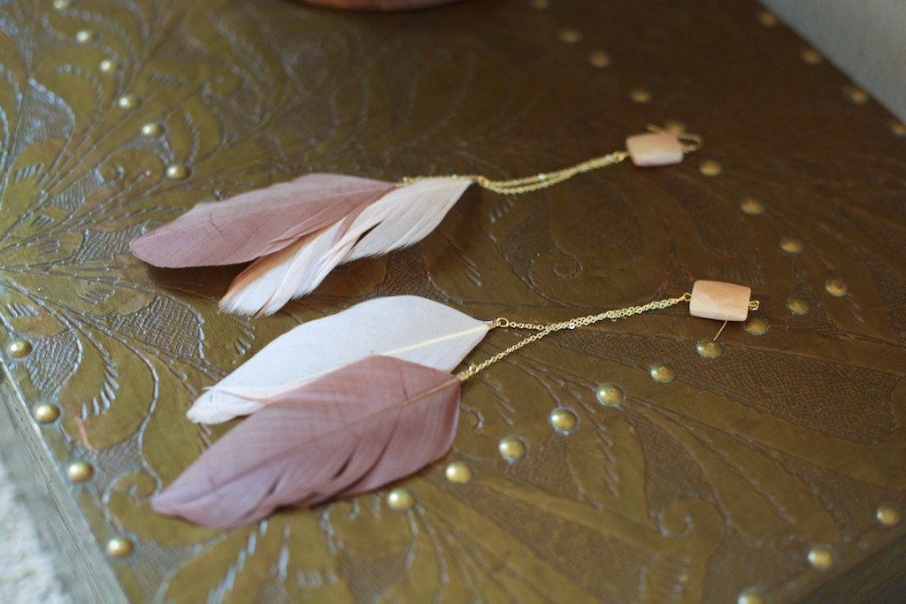 nude with feathers Nude with feathers