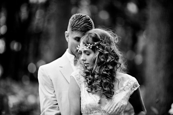 https://wedding-pictures.onewed.com/match/images/47393/romantic-spring-wedding-outdoor-venue-bohemian-bride-floral-hair-wreath.medium_large.jpg